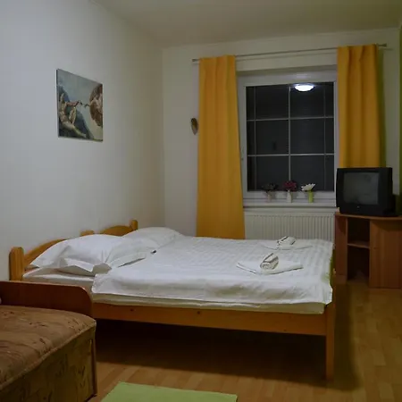 普里瓦朱莉娅旅馆 招待所 3*