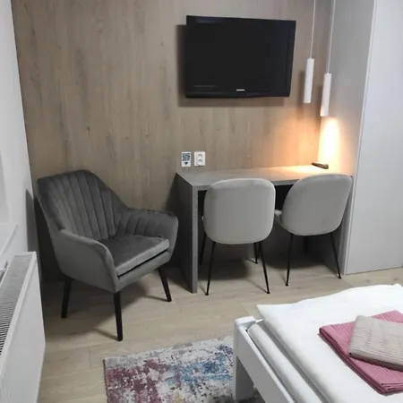 普里瓦朱莉娅旅馆 招待所 3*