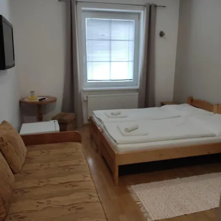 普里瓦朱莉娅旅馆 招待所 3*